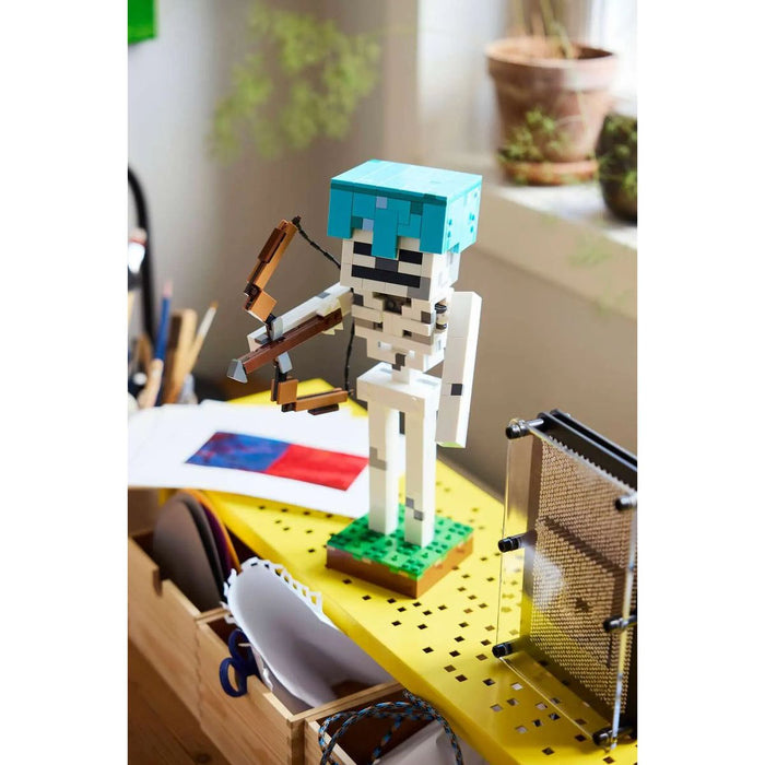 LEGO Scheletro - 21594, Action Figure Giocattolo Di Mob Con Elmo Di Diamante, Arco E Frecce, Base In Erba, Regalo 10+