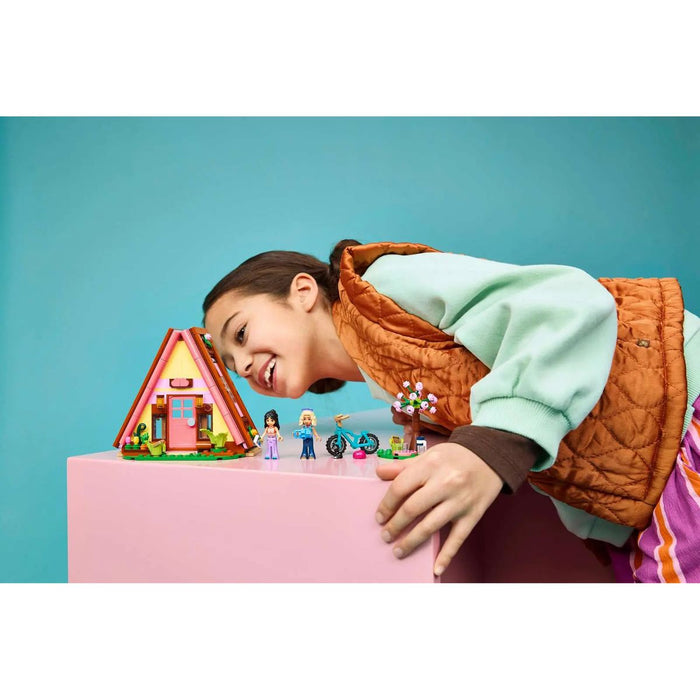 LEGO Cabina Glamping Nella Natura - 42682, Casa Giocattolo Con 2 Mini Bamboline, Gatto E Accessori, Regalo Bambini 6+