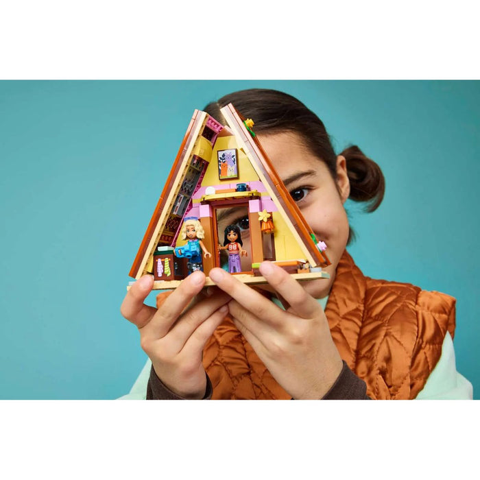 LEGO Cabina Glamping Nella Natura - 42682, Casa Giocattolo Con 2 Mini Bamboline, Gatto E Accessori, Regalo Bambini 6+