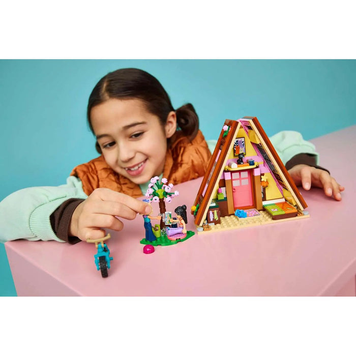 LEGO Cabina Glamping Nella Natura - 42682, Casa Giocattolo Con 2 Mini Bamboline, Gatto E Accessori, Regalo Bambini 6+