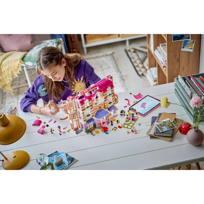 LEGO Grand Hotel Di Heartlake City - 42704, Giocattolo Con 6 Mini Bamboline, 2 Animali E Accessori, Regalo Bambine 9+
