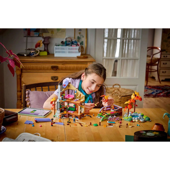 LEGO Baita Nella Foresta Autunnale - 42705, Casa Giocattolo Con 4 Mini Bamboline, 2 Animali E Accessori, Regalo Da 9+