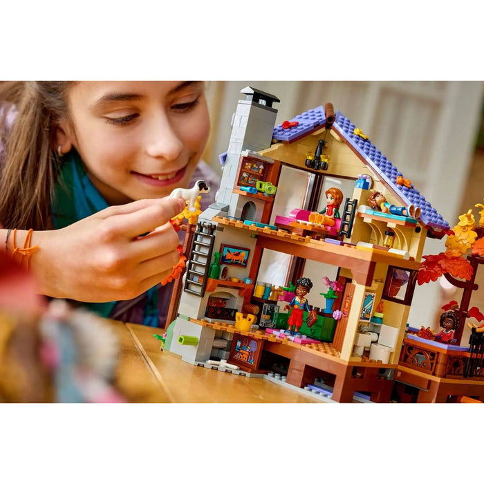 LEGO Baita Nella Foresta Autunnale - 42705, Casa Giocattolo Con 4 Mini Bamboline, 2 Animali E Accessori, Regalo Da 9+