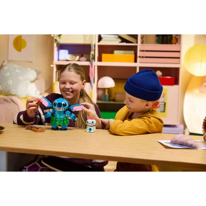 LEGO Stitch E Scrump - 43296, 2 Action Figure Giocattolo Con Accessori, Decorazione Cameretta, Regalo Per Bambini 9+