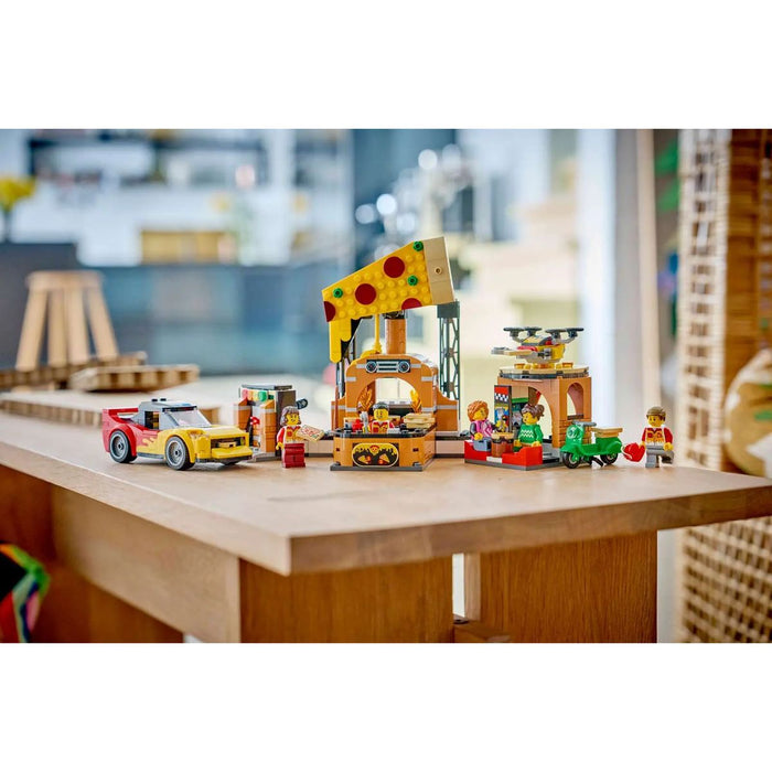 LEGO Centro Di Consegna Pizze Con Veicoli - 60496, Con Macchina Giocattolo, Scooter, Drone E Cabinato Arcade, Regalo Da 6+