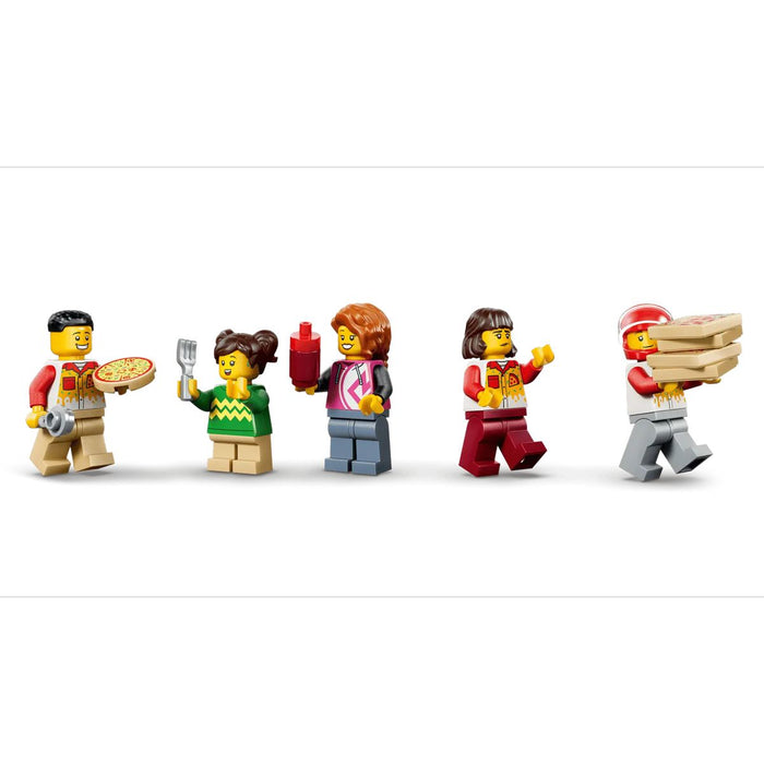 LEGO Centro Di Consegna Pizze Con Veicoli - 60496, Con Macchina Giocattolo, Scooter, Drone E Cabinato Arcade, Regalo Da 6+