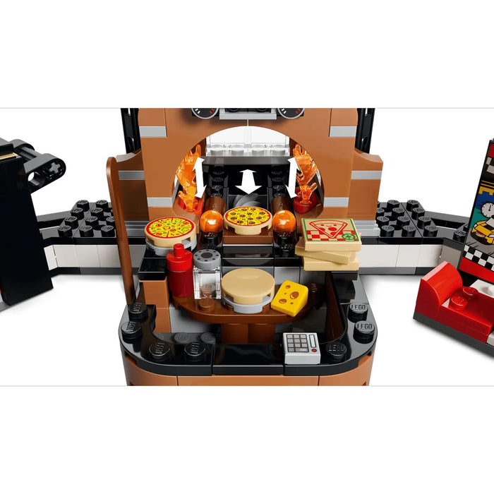 LEGO Centro Di Consegna Pizze Con Veicoli - 60496, Con Macchina Giocattolo, Scooter, Drone E Cabinato Arcade, Regalo Da 6+