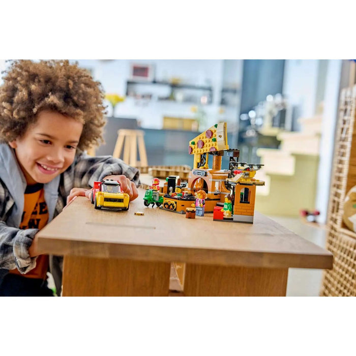 LEGO Centro Di Consegna Pizze Con Veicoli - 60496, Con Macchina Giocattolo, Scooter, Drone E Cabinato Arcade, Regalo Da 6+