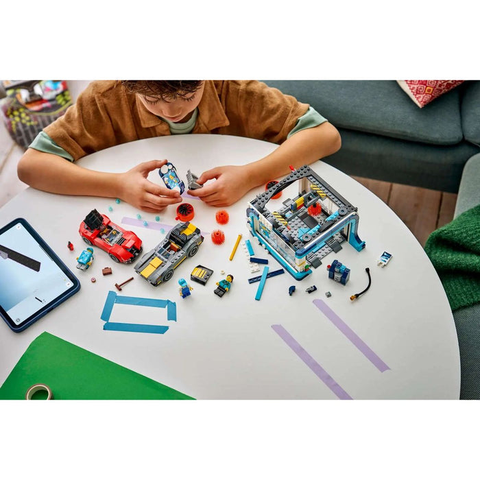 LEGO Autolavaggio Drive-In Giocattolo Con 2 Modellini Di Auto - 60497, Funzione Di Lavaggio E 4 Minifigure, Regalo Da 6+