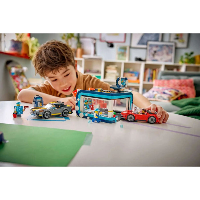 LEGO Autolavaggio Drive-In Giocattolo Con 2 Modellini Di Auto - 60497, Funzione Di Lavaggio E 4 Minifigure, Regalo Da 6+