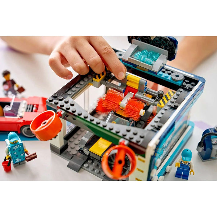 LEGO Autolavaggio Drive-In Giocattolo Con 2 Modellini Di Auto - 60497, Funzione Di Lavaggio E 4 Minifigure, Regalo Da 6+