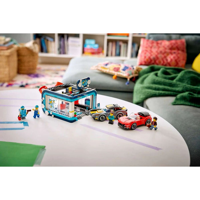 LEGO Autolavaggio Drive-In Giocattolo Con 2 Modellini Di Auto - 60497, Funzione Di Lavaggio E 4 Minifigure, Regalo Da 6+