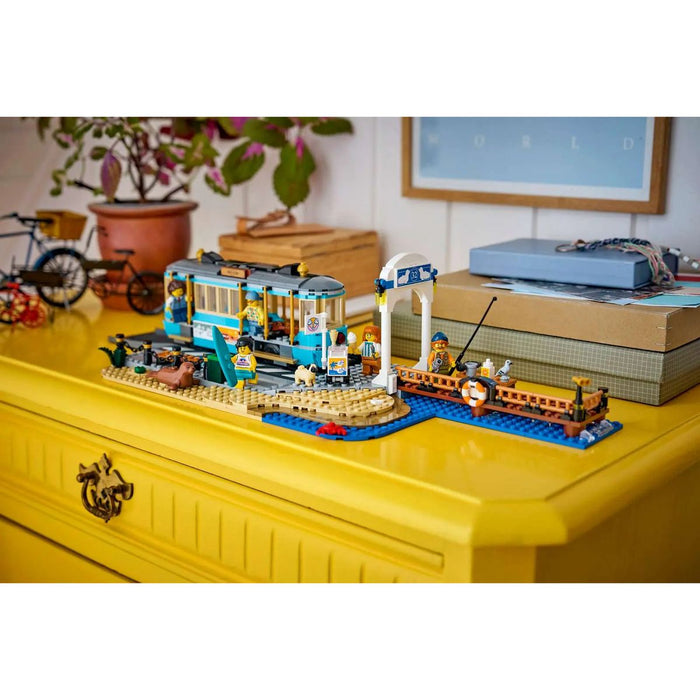 LEGO Tram Classico Della Spiaggia - 60506, Treno Giocattolo Con Binari E Scena Di Strada, Regalo Per Bambini Da 7+