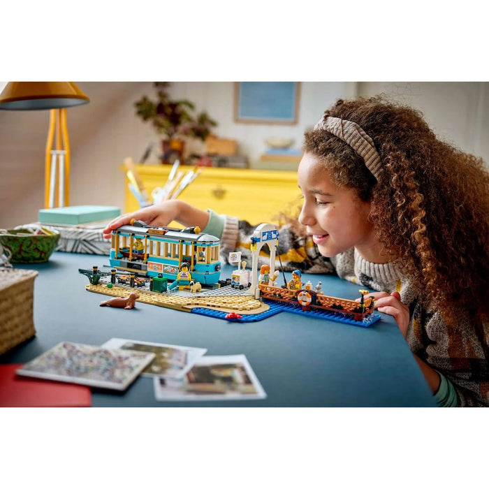LEGO Tram Classico Della Spiaggia - 60506, Treno Giocattolo Con Binari E Scena Di Strada, Regalo Per Bambini Da 7+