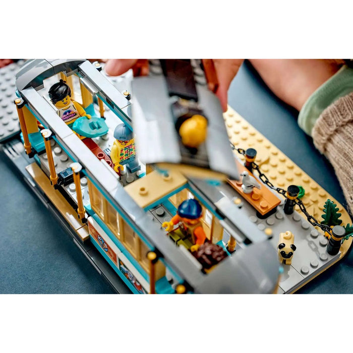 LEGO Tram Classico Della Spiaggia - 60506, Treno Giocattolo Con Binari E Scena Di Strada, Regalo Per Bambini Da 7+