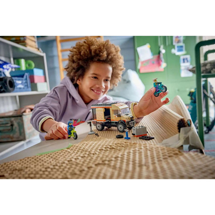 LEGO Furgone Delle Avventure Per Mountain Bike Con 2 Biciclette Giocattolo - 60512, 2 Minifigure E Accessori, Regalo Da 7+