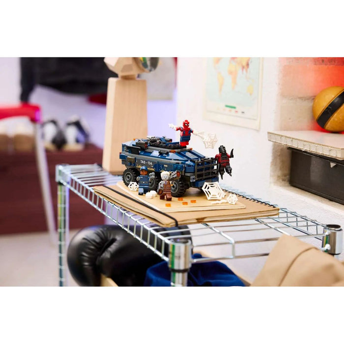 LEGO Spider-Man: Inseguimento Del Trasportatore Di Detenuti - 76349, Macchina Giocattolo, 4 Minifigure, Regalo 8+ Anni